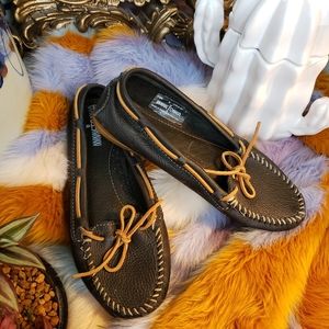 Minnetonka Leather Loafers in Women's US8